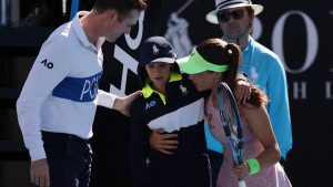 Zeynep Sönmez, fenalaşan top toplayıcı çocuğa destek oldu