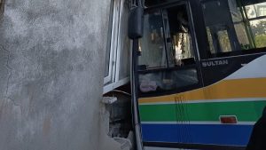 Zonguldak’ta halk otobüsü eve daldı: Boş olması faciayı önledi