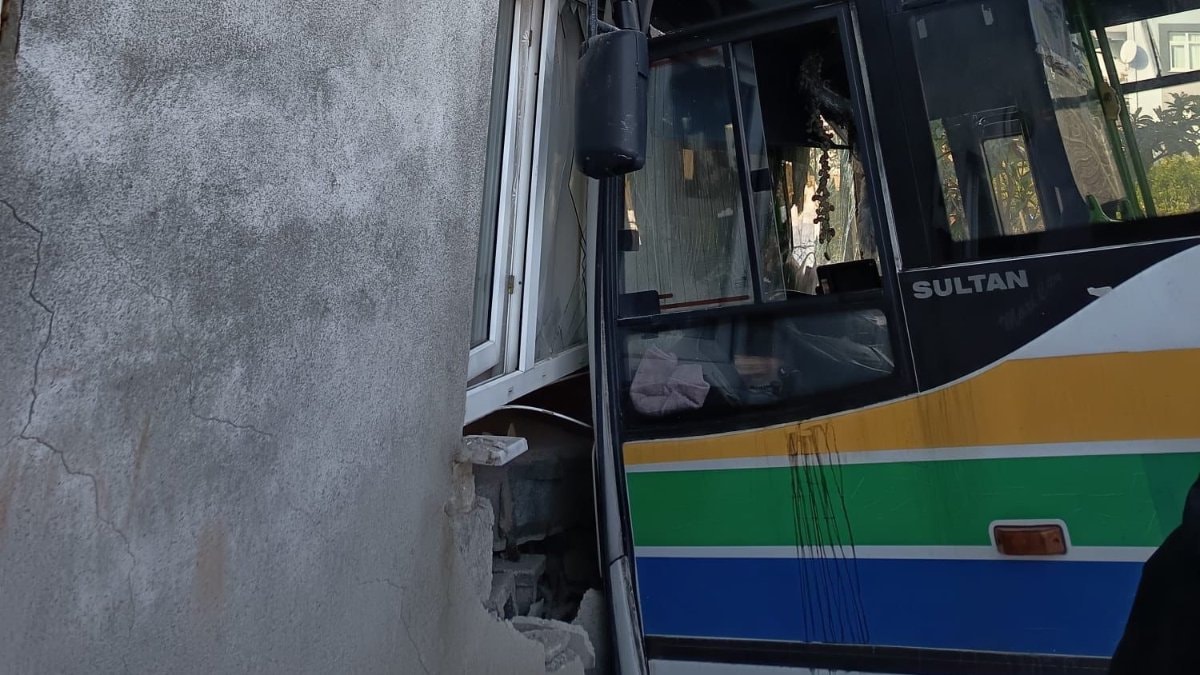 Zonguldak’ta halk otobüsü eve daldı: Boş olması faciayı önledi