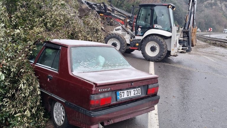 Zonguldak’ta yaşanan heyelanda kaya parçaları otomobilin üzerine düştü