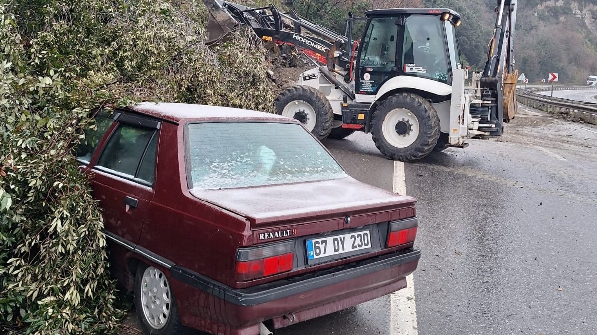 Zonguldak’ta yaşanan heyelanda kaya parçaları otomobilin üzerine düştü