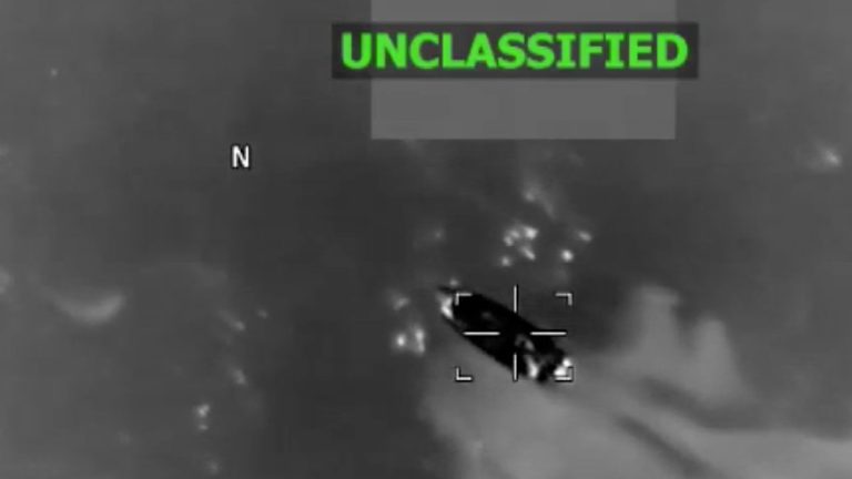 ABD, Karayipler’de uyuşturucu taşıdığı iddia edilen bir tekneyi vurdu: 3 kişi öldü