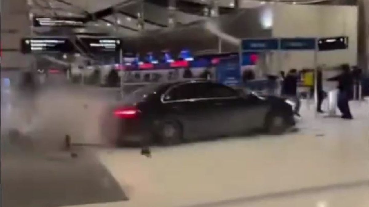 ABD’de bir kişi Detroit Havalimanı terminaline otomobille daldı