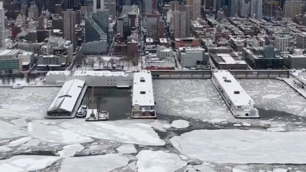 ABD’de Kuzey Kutbu’nu andıran manzaralar: Hudson Nehri dondu