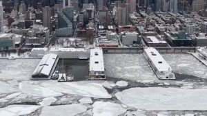 ABD’de Kuzey Kutbu’nu andıran manzaralar: Hudson Nehri dondu