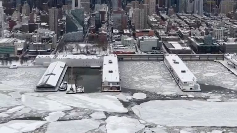 ABD’de Kuzey Kutbu’nu andıran manzaralar: Hudson Nehri dondu