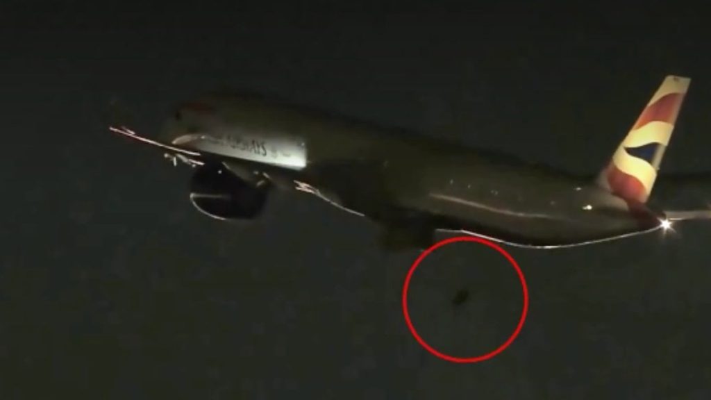 ABD’de yolcu uçağının tekerleği havada düştü