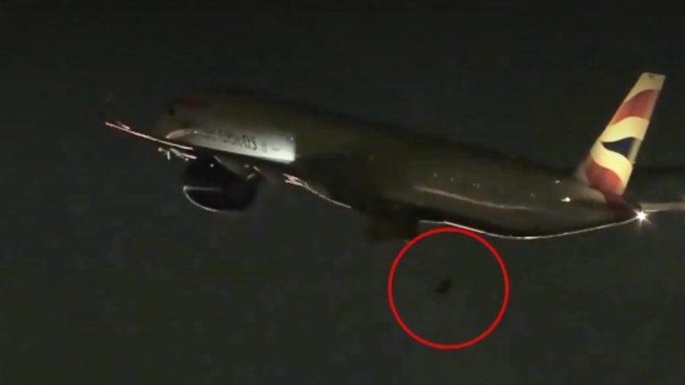 ABD’de yolcu uçağının tekerleği havada düştü