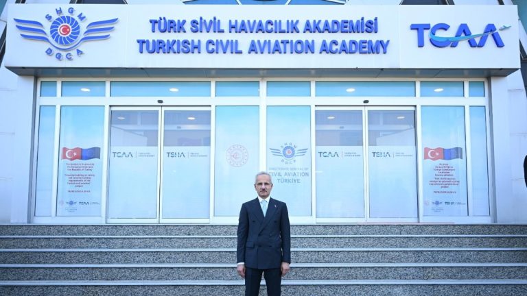 Abdulkadir Uraloğlu: Yolcu ve kargo uçağı sayısı 800’e ulaştı