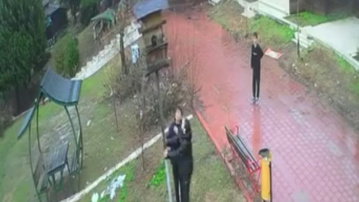 Adana’da 4 çocuk parktaki kuş yuvasını parçaladı