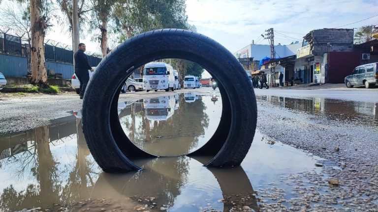 Adana’da belediyenin onarmadığı yolu lastikle işaretlediler