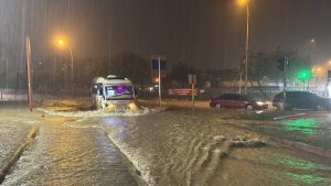 Adana’da sağanak hayatı olumsuz etkiledi: Yollar göle döndü