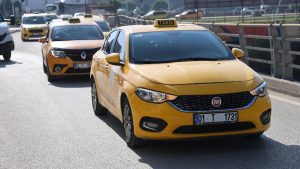 Adana’da taksiciler korsan taşımacılığa karşı konvoy yaptı