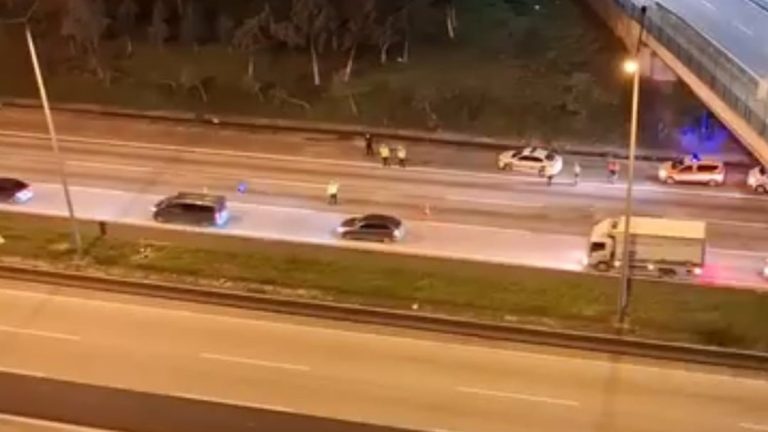 Adana’da tırın altında kaldı