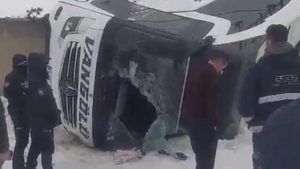 Ağrı’da buzlanan yolda otobüs devrildi: 16 yaralı