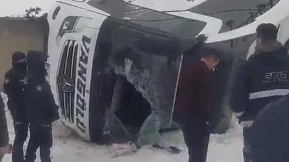 Ağrı’da buzlanan yolda otobüs devrildi: 16 yaralı