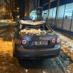 Ağrı’da çatıda düşen buz kütleleri araçlara zarar verdi