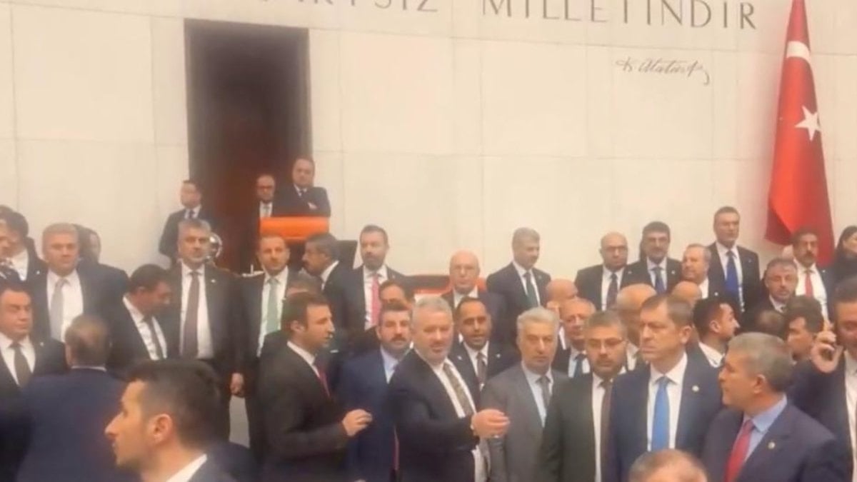 Akın Gürlek Meclis’te yemin etti: CHP’li vekiller kürsüyü işgal etti