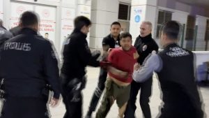 Aksaray’da bıçaklanan şahıslar gazetecilere saldırdı