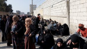 Aktan Hapishanesi önünde ailelerin umutlu bekleyişi sürüyor