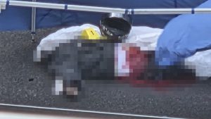 Ankara’da bariyerlere çarpan motosikletlinin üzerinden otobüs geçti