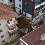 Ankara’nın Gölbaşı ilçesinde 4 katlı bir apartmanın istinat duvarı çöktü