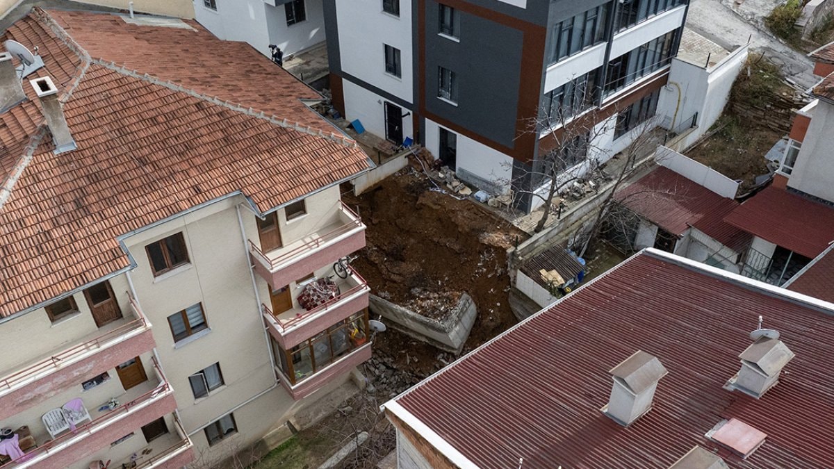 Ankara’nın Gölbaşı ilçesinde 4 katlı bir apartmanın istinat duvarı çöktü