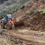 Antalya Büyükşehir Belediyesi ekiplerinden yol mesaisi