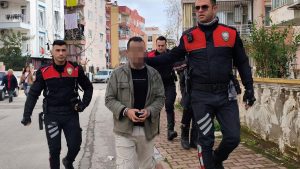 Antalya’da apartman bahçesine sakladığı pompalı tüfek polisi alarma geçirdi