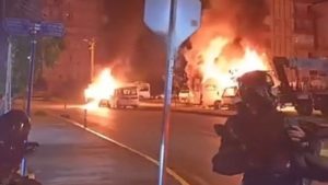 Antalya’da bir kişi tartıştığı kız arkadaşının ve annesinin aracını ateşe verdi