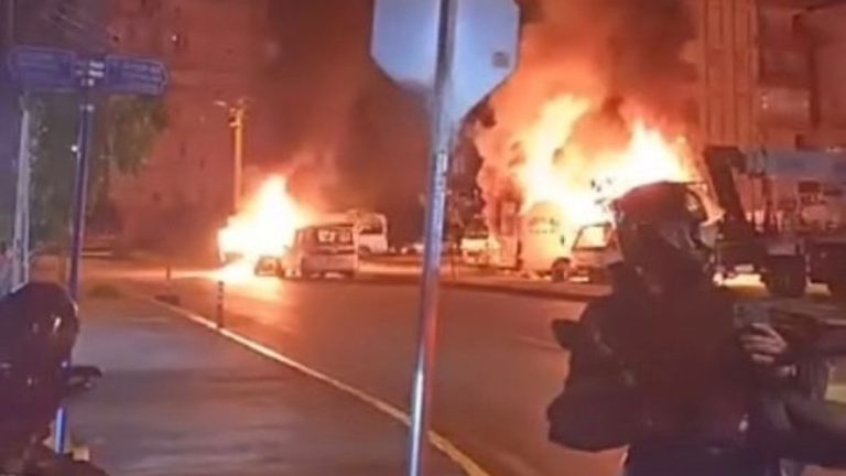 Antalya’da bir kişi tartıştığı kız arkadaşının ve annesinin aracını ateşe verdi