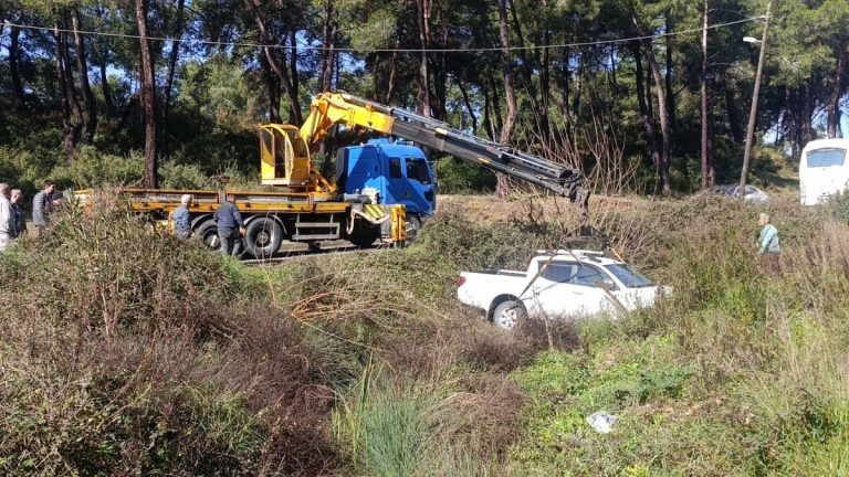 Antalya’da dereye uçan kamyonetten yara almadan kurtuldu