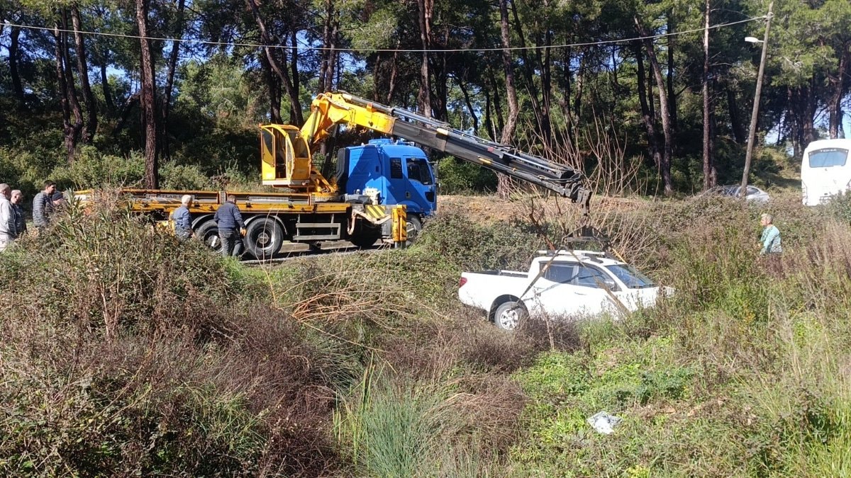 Antalya’da dereye uçan kamyonetten yara almadan kurtuldu