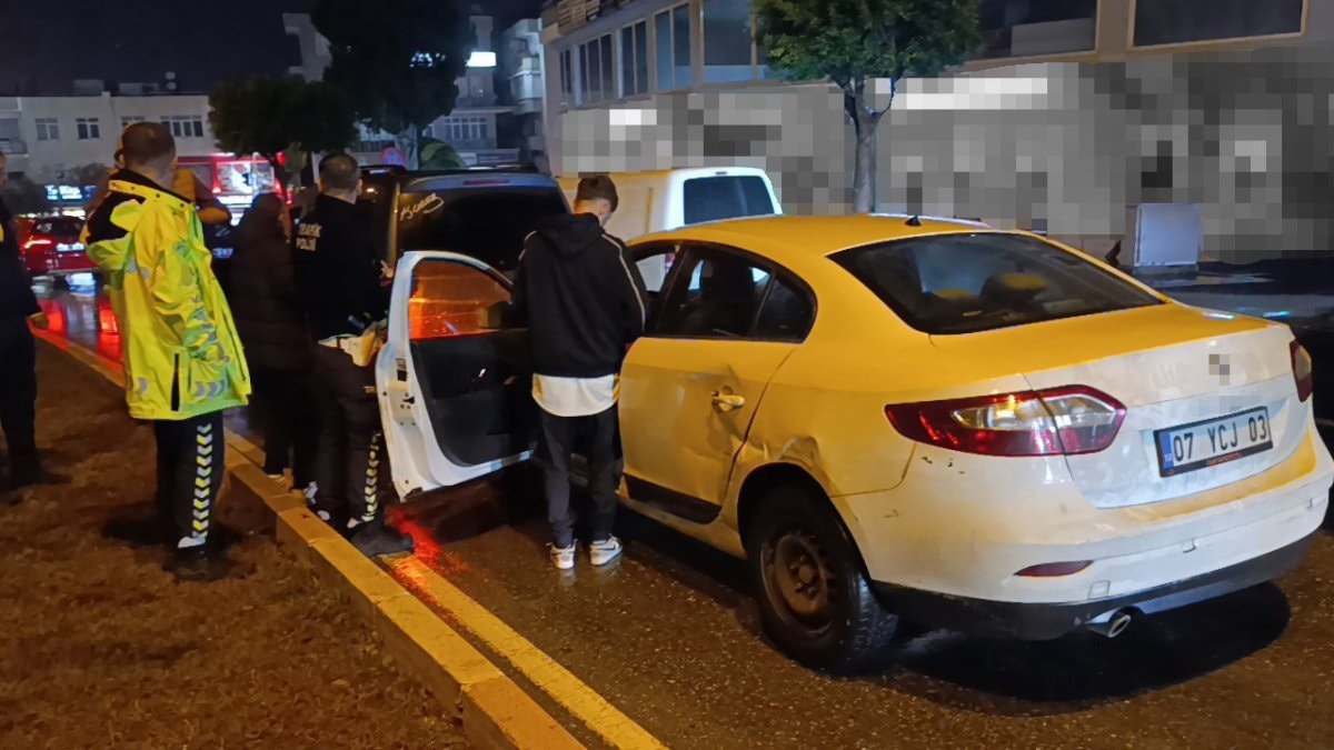 Antalya’da ehliyetsiz sürücü, kırmızı ışıkta bekleyen araca çarptı