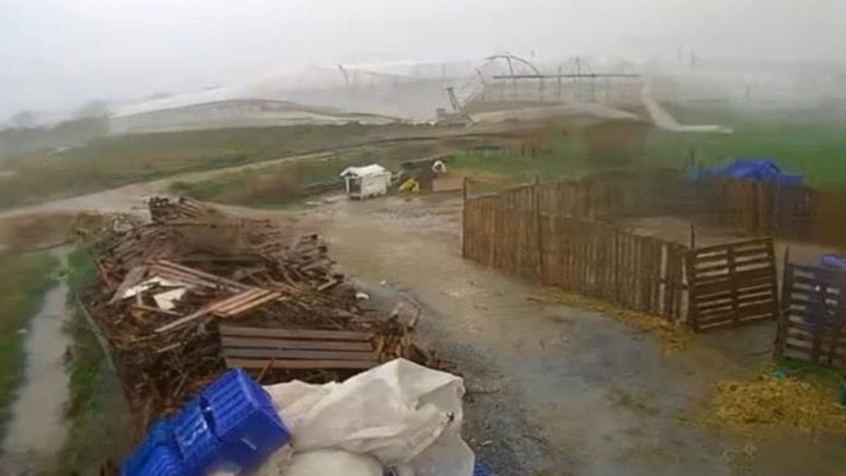 Antalya’da hortum saniyeler içinde serayı yerle bir etti