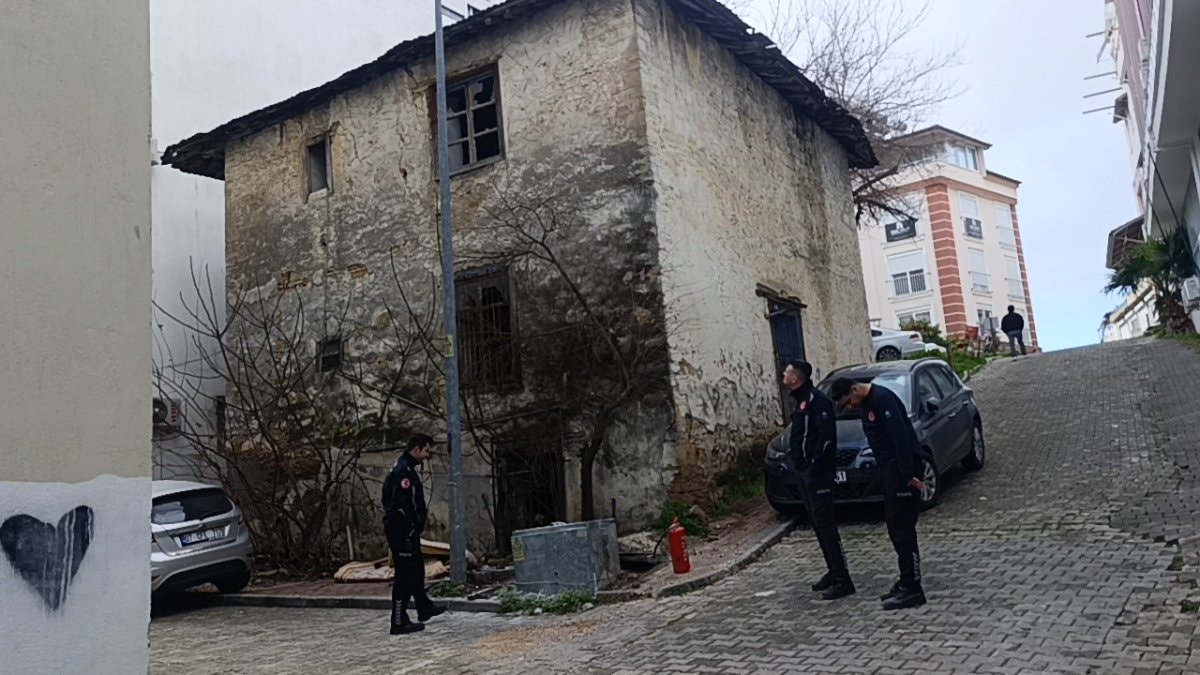 Antalya’da itfaiyeye park engeli: Yangın tüpleriyle koştular