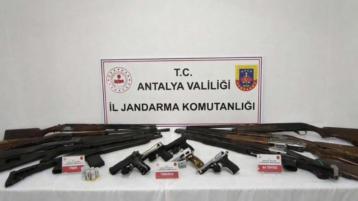 Antalya’da ruhsatsız silah operasyonu