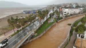 Antalya’da toz taşınımı ve sağanak yağışın ardından denizin rengi değişti