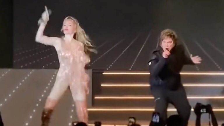 Arjantin Başkanı Milei, eski sevgilisinin sahnesinde şarkı söyledi