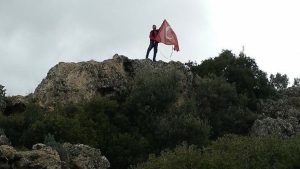 Aydın’da kayalıklara takılan Türk bayrağı için canını hiçe saydı