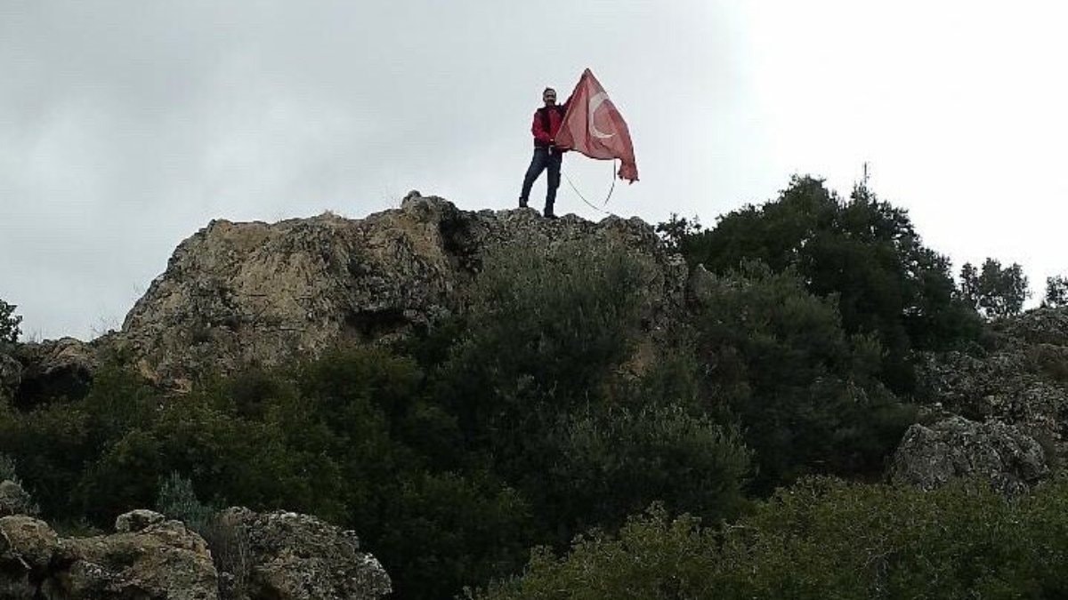 Aydın’da kayalıklara takılan Türk bayrağı için canını hiçe saydı