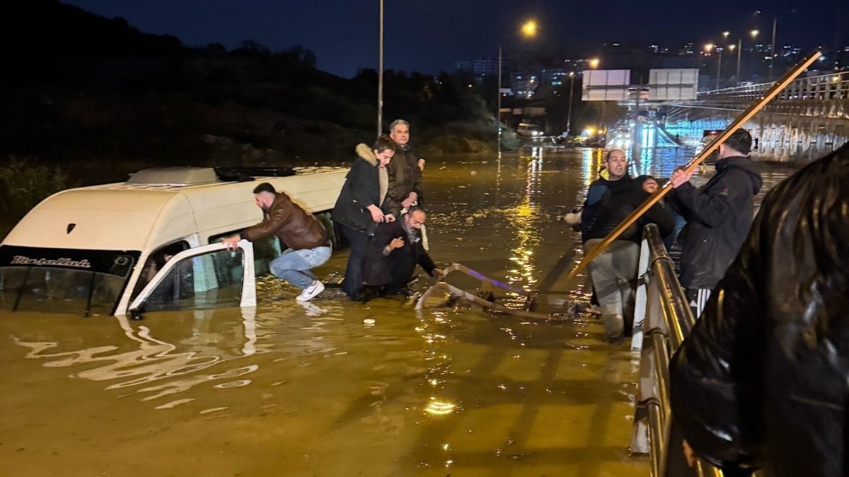 Aydın’da sel sularına kapılan minibüste can pazarı