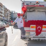 Aydın’ın Kuşadası ilçesinde çöp kamyonundan karanfil dağıtıldı