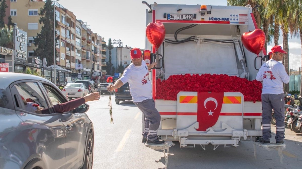 Aydın’ın Kuşadası ilçesinde çöp kamyonundan karanfil dağıtıldı