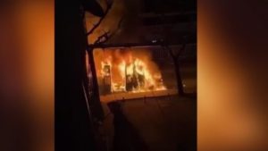 Bahçelievler’de seyir halindeki minibüs alev alev yandı