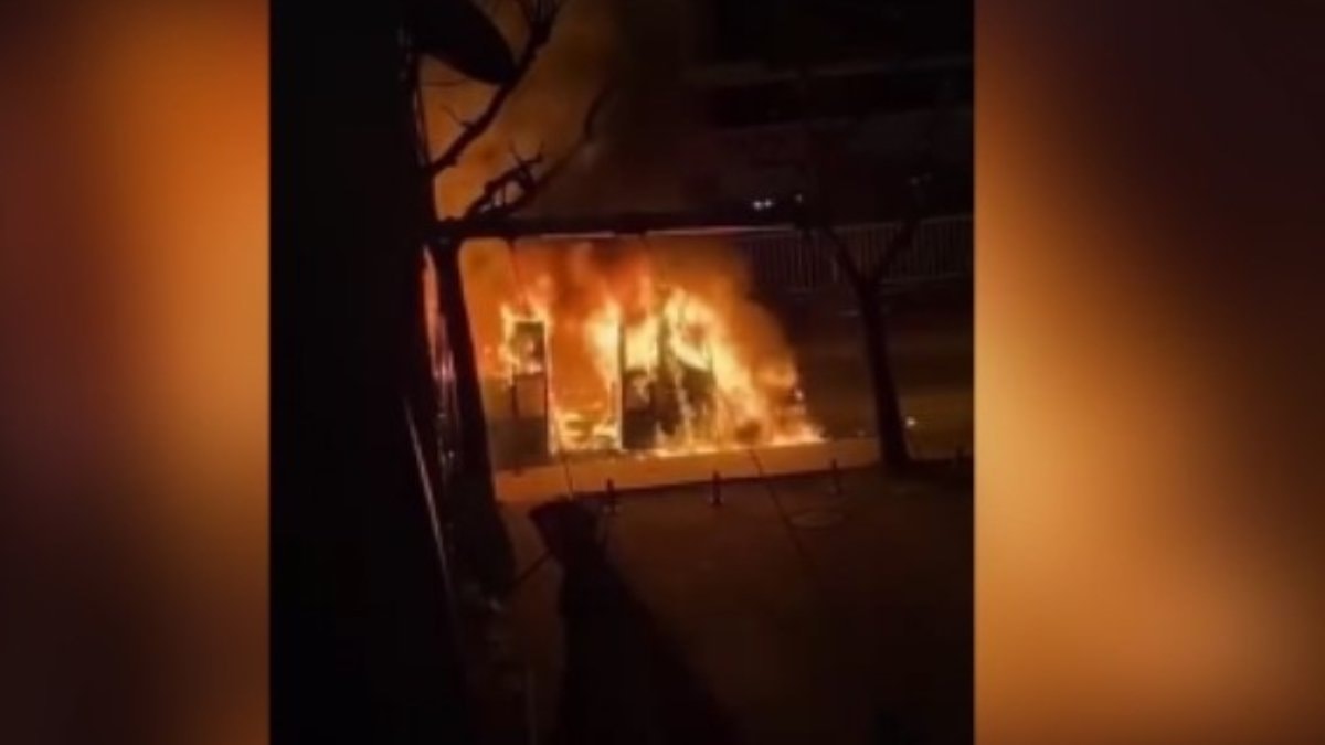 Bahçelievler’de seyir halindeki minibüs alev alev yandı