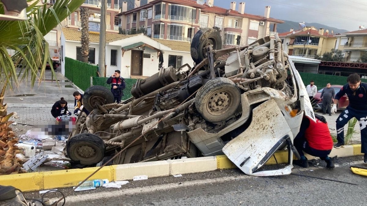 Balıkesir’de kamyonet bariyerlere saplandı: 2 ölü