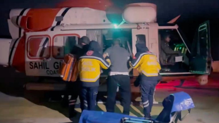 Balıkesir’de sahil güvenlik 2 vatandaşın tahliyesini sağladı