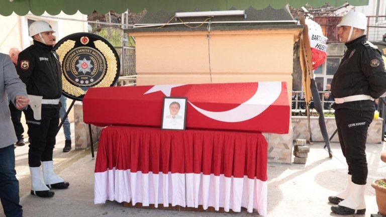 Bartın’da, emekliliğine 4 gün kala vefat eden polis toprağa verildi