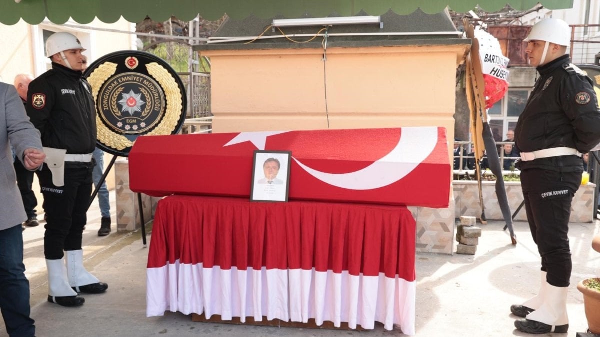 Bartın’da, emekliliğine 4 gün kala vefat eden polis toprağa verildi